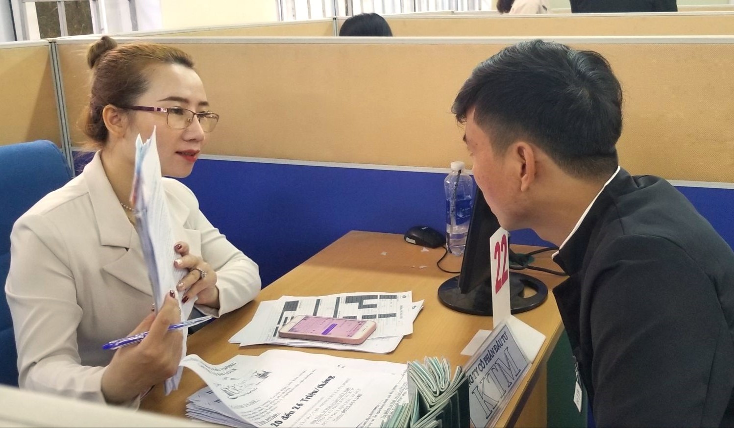 Doanh nghiệp về tận xã tuyển lao động, hỗ trợ tiền cho tháng đầu đi làm