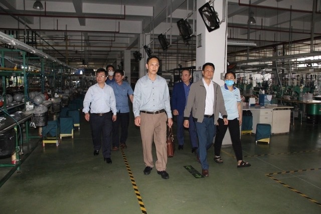 Lãnh đạo thị xã Quảng Yên cùng với các sở, ban ngành kiểm tra hiện trường nhà máy của Công ty TNHH Vega Balls, KCN Đông Mai