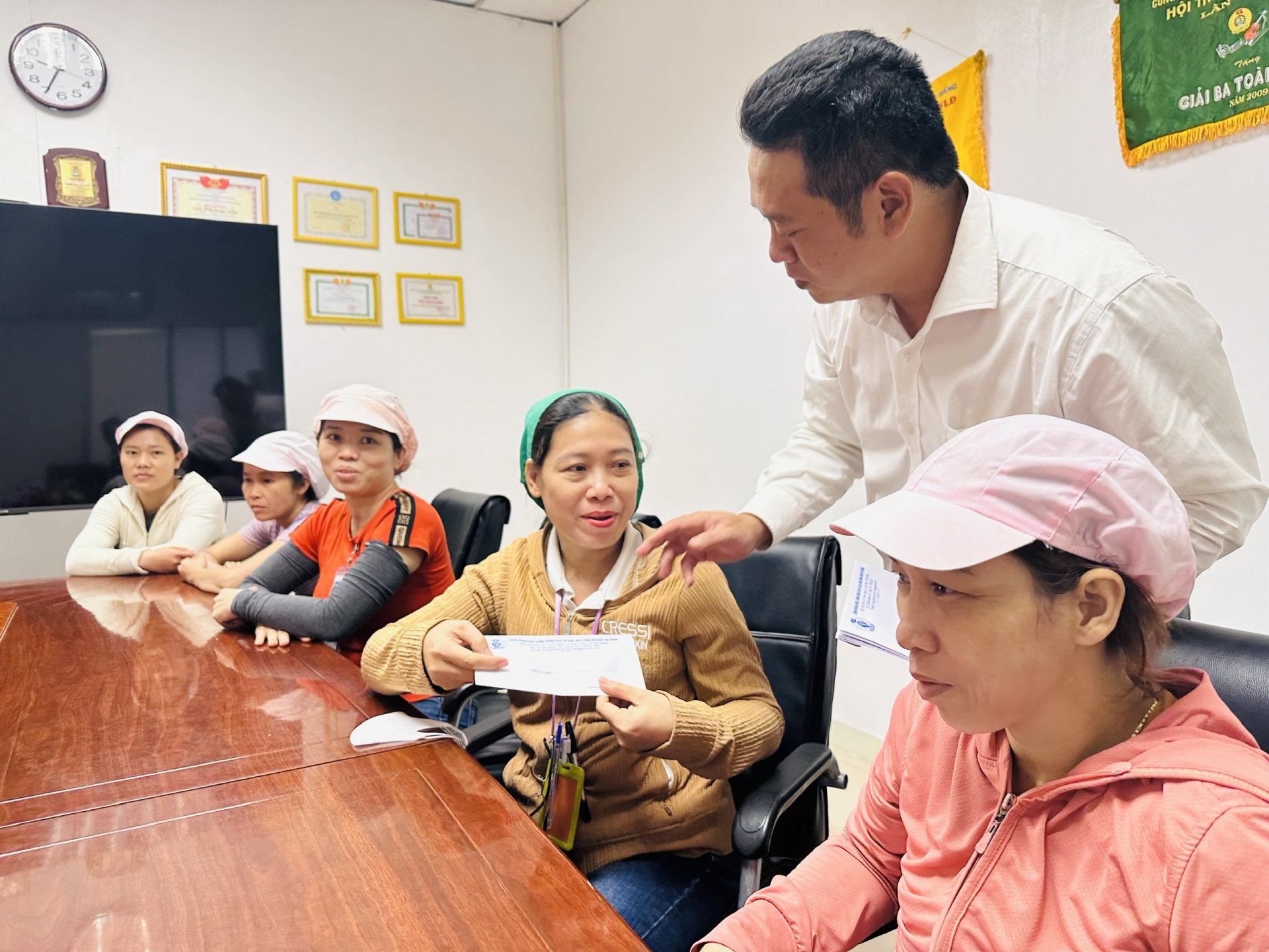 Người lao động Đà Nẵng hạnh phúc nhận món quà bất ngờ dịp Tháng Công nhân