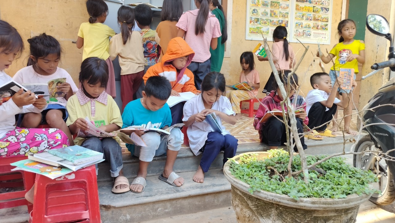 Thầy giáo Ngô Duy Hưng - người cõng sách lên núi