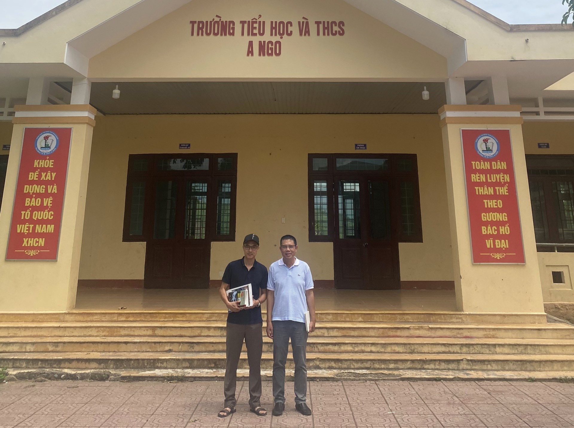 Thầy giáo Ngô Duy Hưng - người cõng sách lên núi