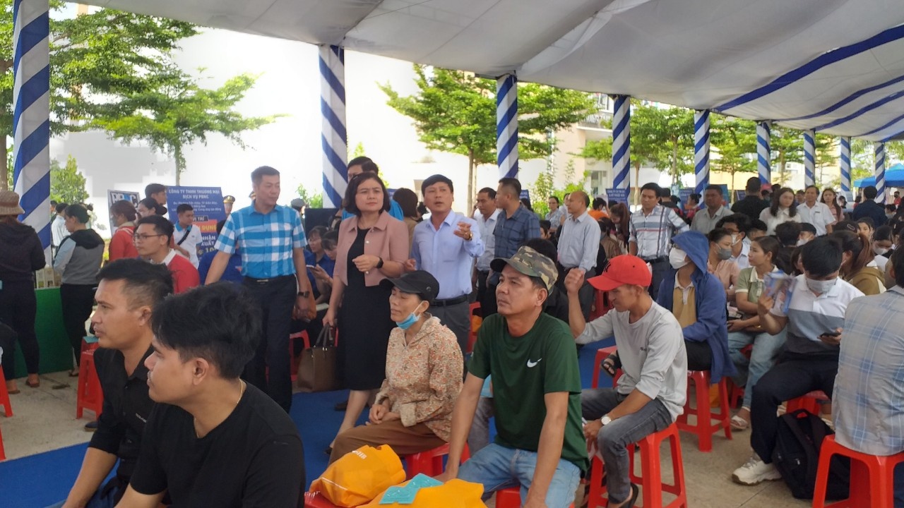 Cậu học sinh nghèo Đắk Lắk rưng rưng dành tiền thưởng mua bò giống làm quà cho mẹ