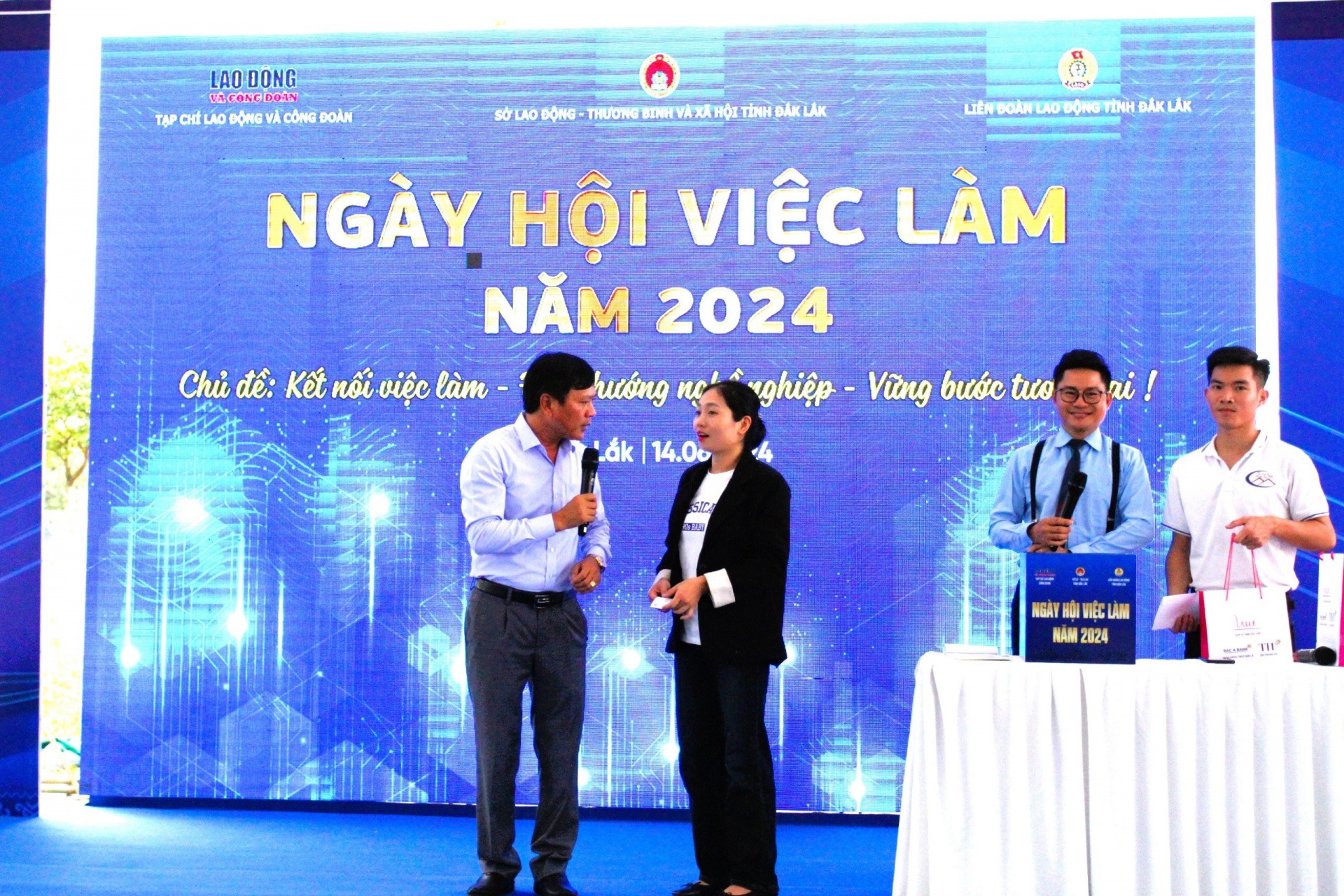 Cậu học sinh nghèo Đắk Lắk rưng rưng dành tiền thưởng mua bò giống làm quà cho mẹ