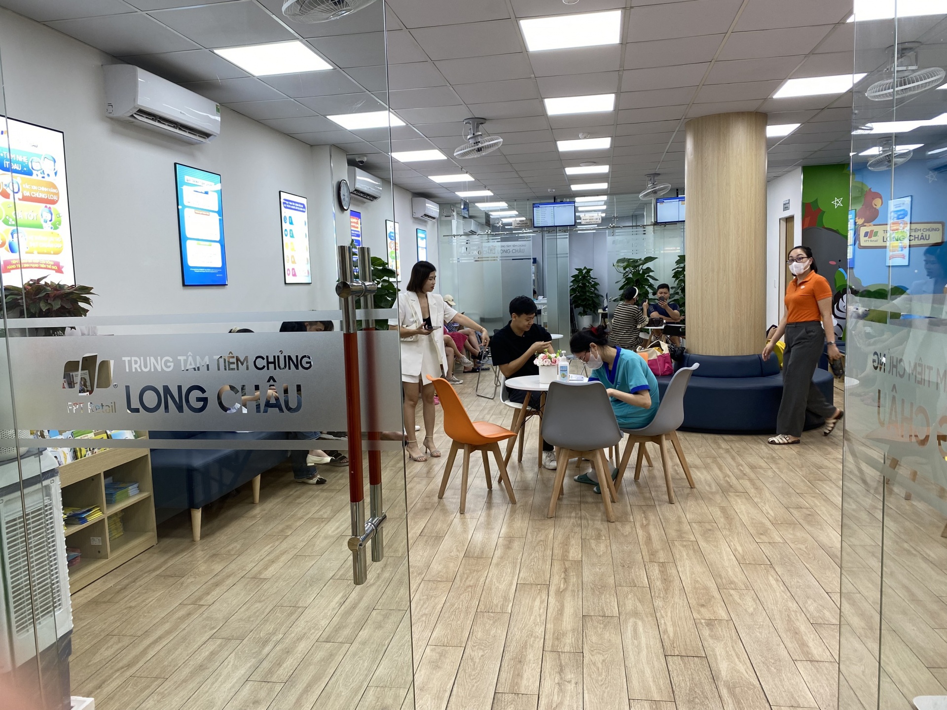 Long Châu cần sớm minh bạch thông tin về chất lượng chuỗi nhà thuốc của mình