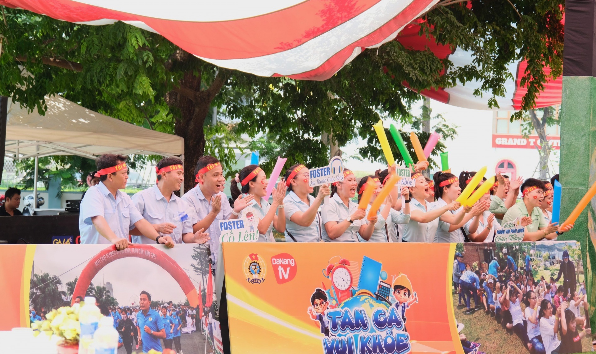 Công nhân lao động phấn khởi, tươi vui khi tham gia chương trình Game show “Tan ca vui - khỏe”.