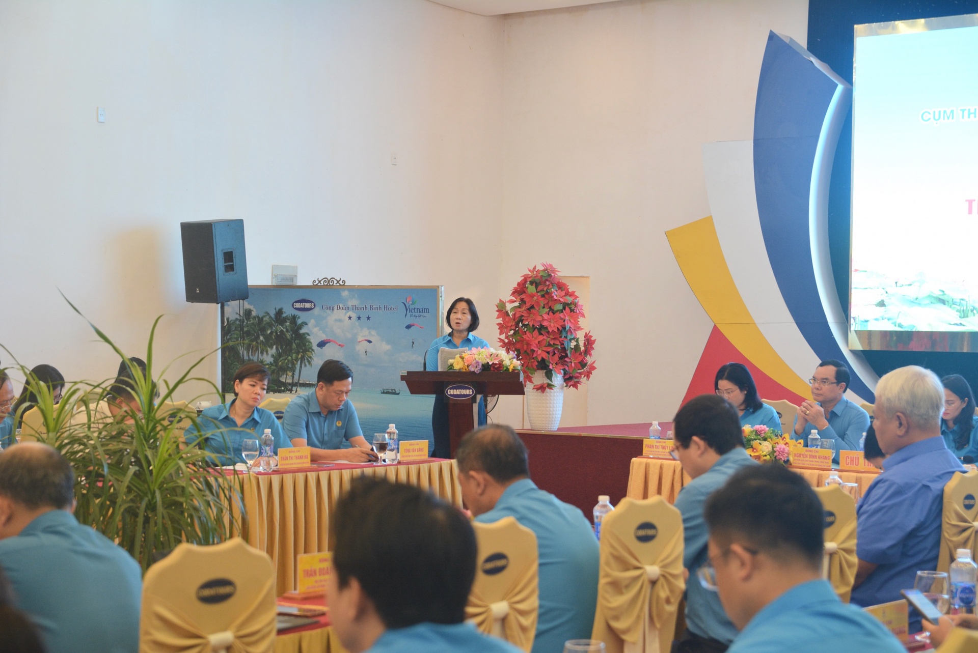 Đồng chí Nguyễn Đình Khang lưu ý công tác kiểm tra giám sát với LĐLĐ 5 thành phố lớn