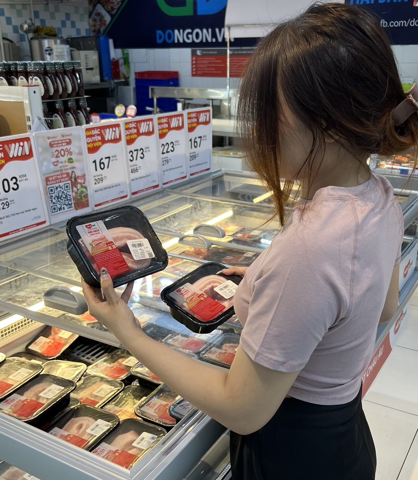 Người tiêu dùng chọn mua thịt ủ mát tại siêu thị WinMart 1