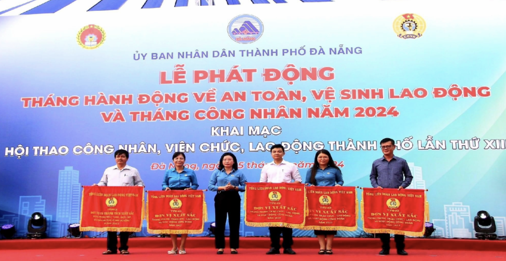 LĐLĐ quận Sơn Trà nhận cờ thi đua Đơn vị xuất sắc trong phong trào CNVC – Lao động Công đoàn năm 2023