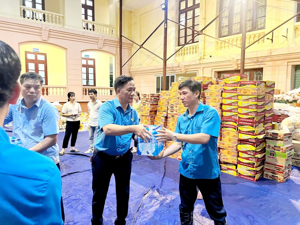 Thái Nguyên: Sắp xếp chỗ ở tạm thời cho công nhân ngay trong công ty do mưa lũ