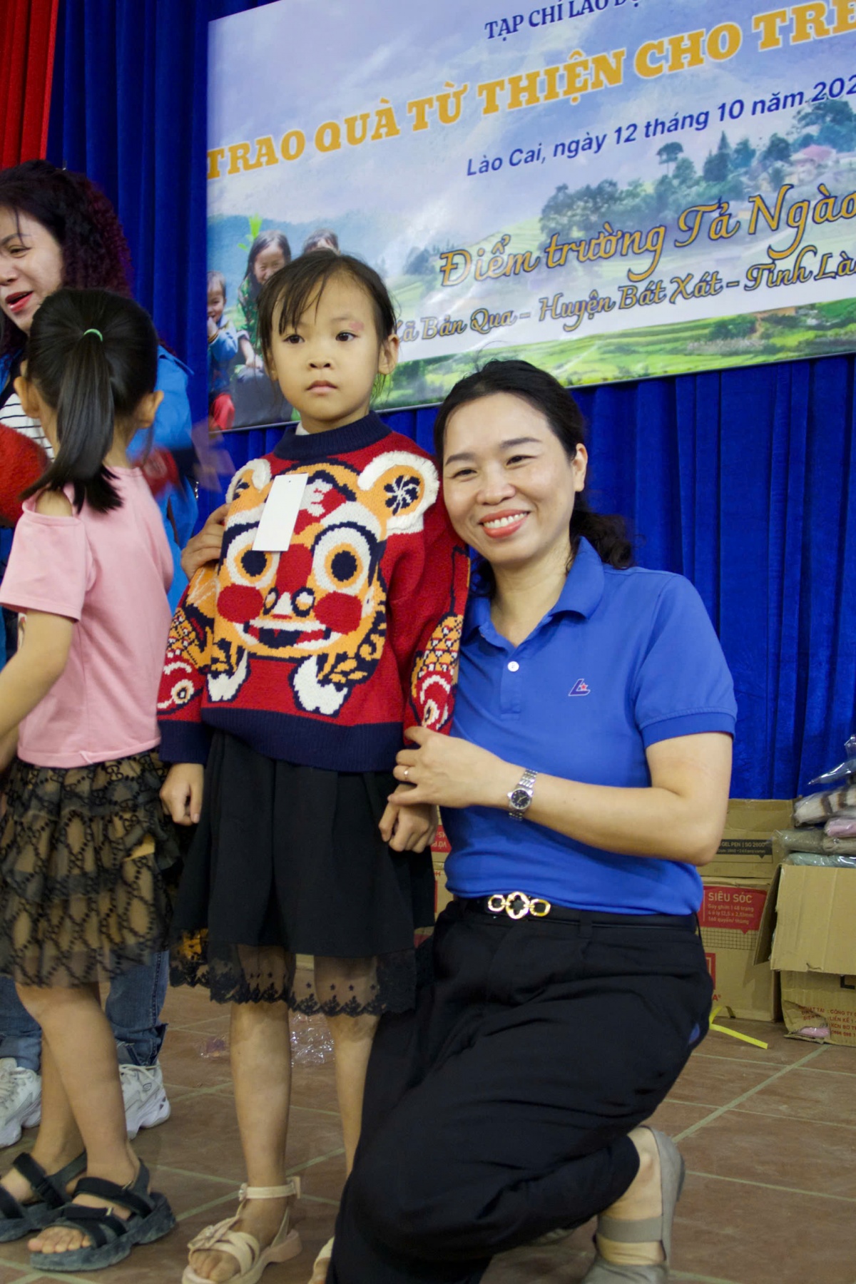 Tạp chí Lao động và Công đoàn trao quà cho giáo viên, học sinh ở Tả Ngảo (Lào Cai) Tạp chí Lao động và Công đoàn trao quà cho giáo viên, học sinh ở Tả Ngảo (Lào Cai)