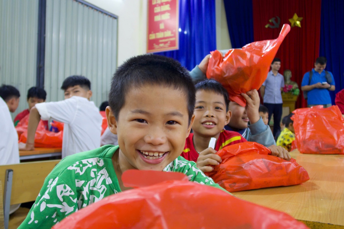 Tạp chí Lao động và Công đoàn trao quà cho giáo viên, học sinh ở Tả Ngảo (Lào Cai) Tạp chí Lao động và Công đoàn trao quà cho giáo viên, học sinh ở Tả Ngảo (Lào Cai)