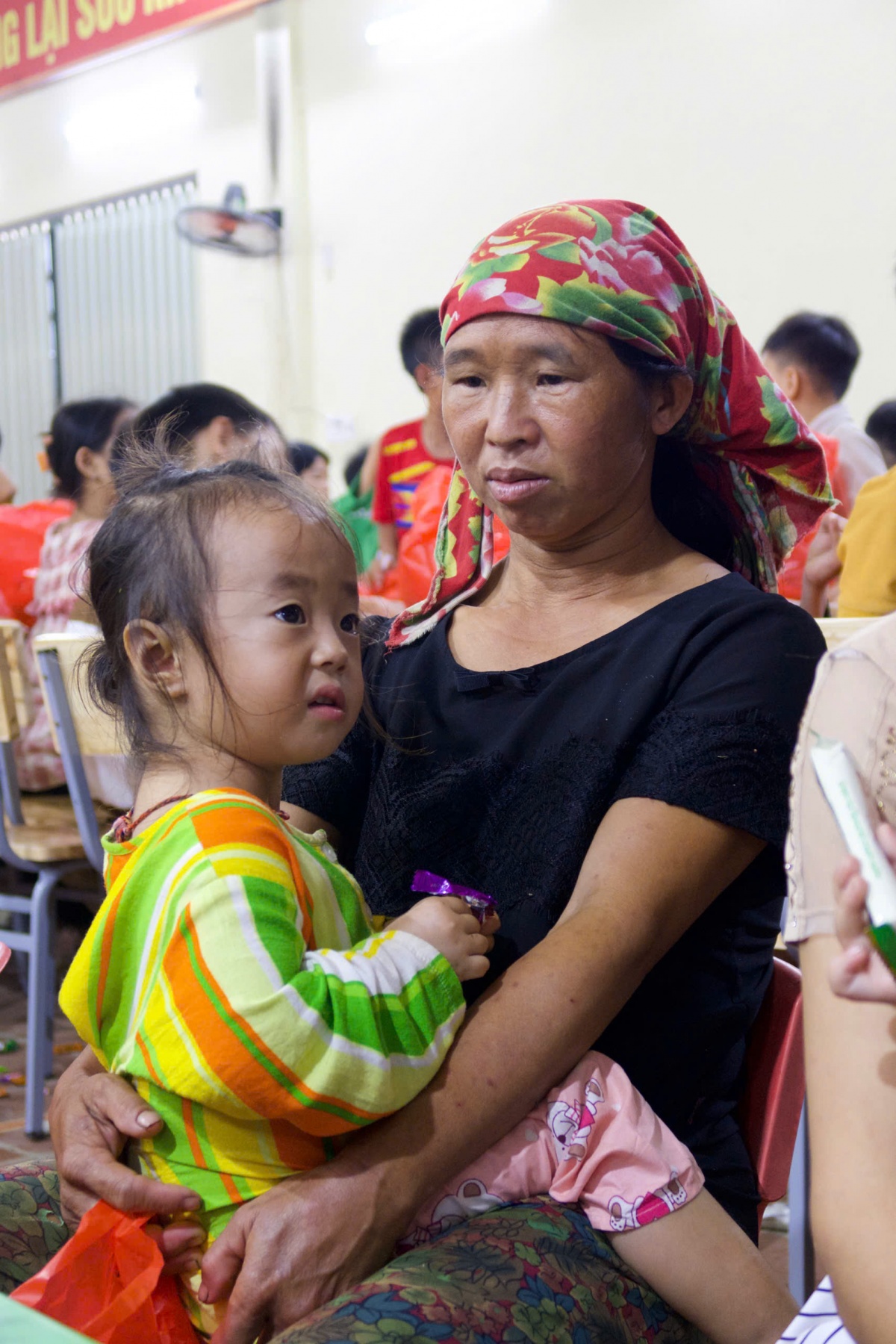Tạp chí Lao động và Công đoàn trao quà cho giáo viên, học sinh ở Tả Ngảo (Lào Cai) Tạp chí Lao động và Công đoàn trao quà cho giáo viên, học sinh ở Tả Ngảo (Lào Cai)