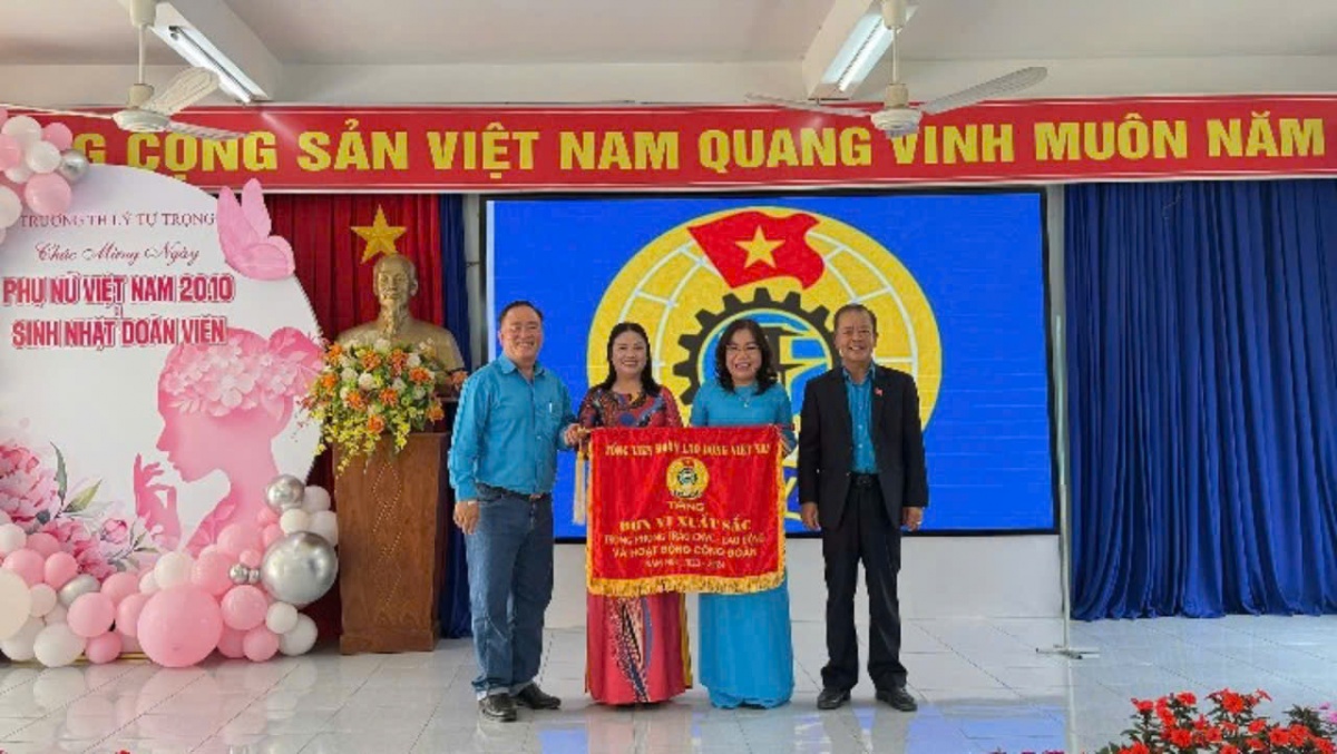 Phong trào “Hai giỏi” ở công đoàn được Tổng Liên đoàn tặng Cờ thi đua