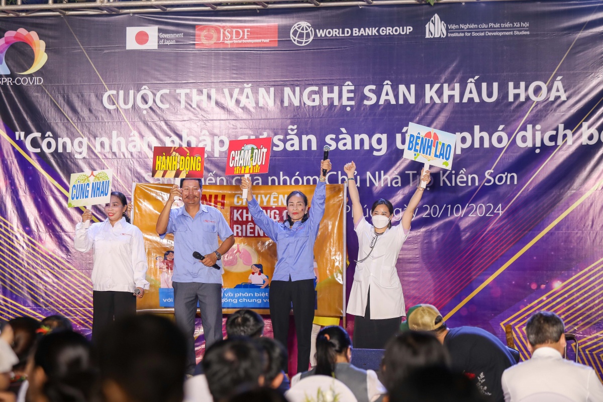 Chủ trọ tổ chức thi văn nghệ sân khấu hóa cho công nhân nhập cư