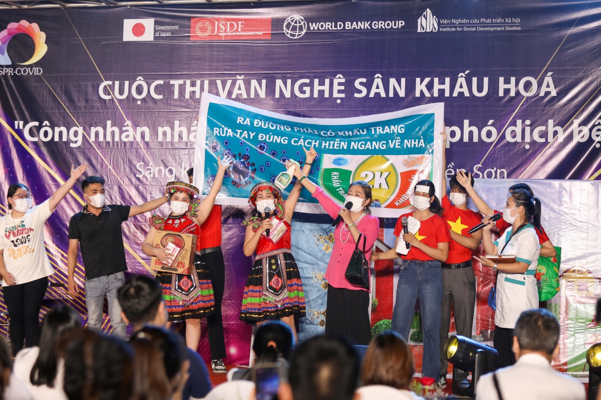 Chủ trọ tổ chức thi văn nghệ sân khấu hóa cho công nhân nhập cư