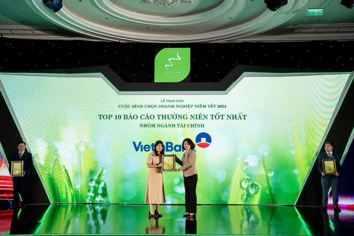 Bà Phạm Thị Thanh Hoài – TV HĐQT VietinBank nhận 2 giải thưởng “Top 10 Báo cáo thường niên tốt nhất nhóm ngành Tài chính” và “Tiến bộ vượt trội dành cho Báo cáo thường niên” 