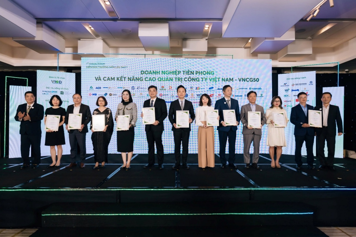 Ông Vương Huy Đông, Phó Ban Thư ký HĐQT & QHCĐ – đại diện VietinBank (thứ 7 từ phải sang) lên nhận Chứng nhận