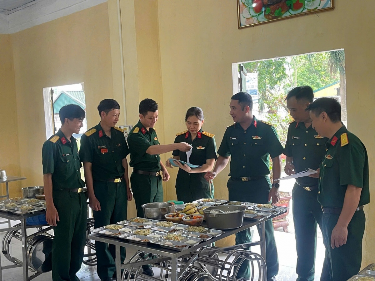 Nữ bếp trưởng nuôi quân chăm lo từng miếng ăn cho đồng đội