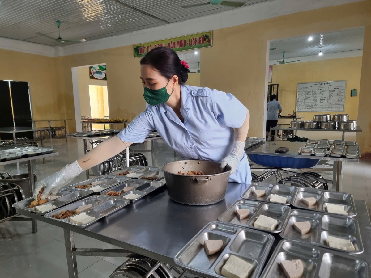Nữ bếp trưởng nuôi quân chăm lo từng miếng ăn cho đồng đội