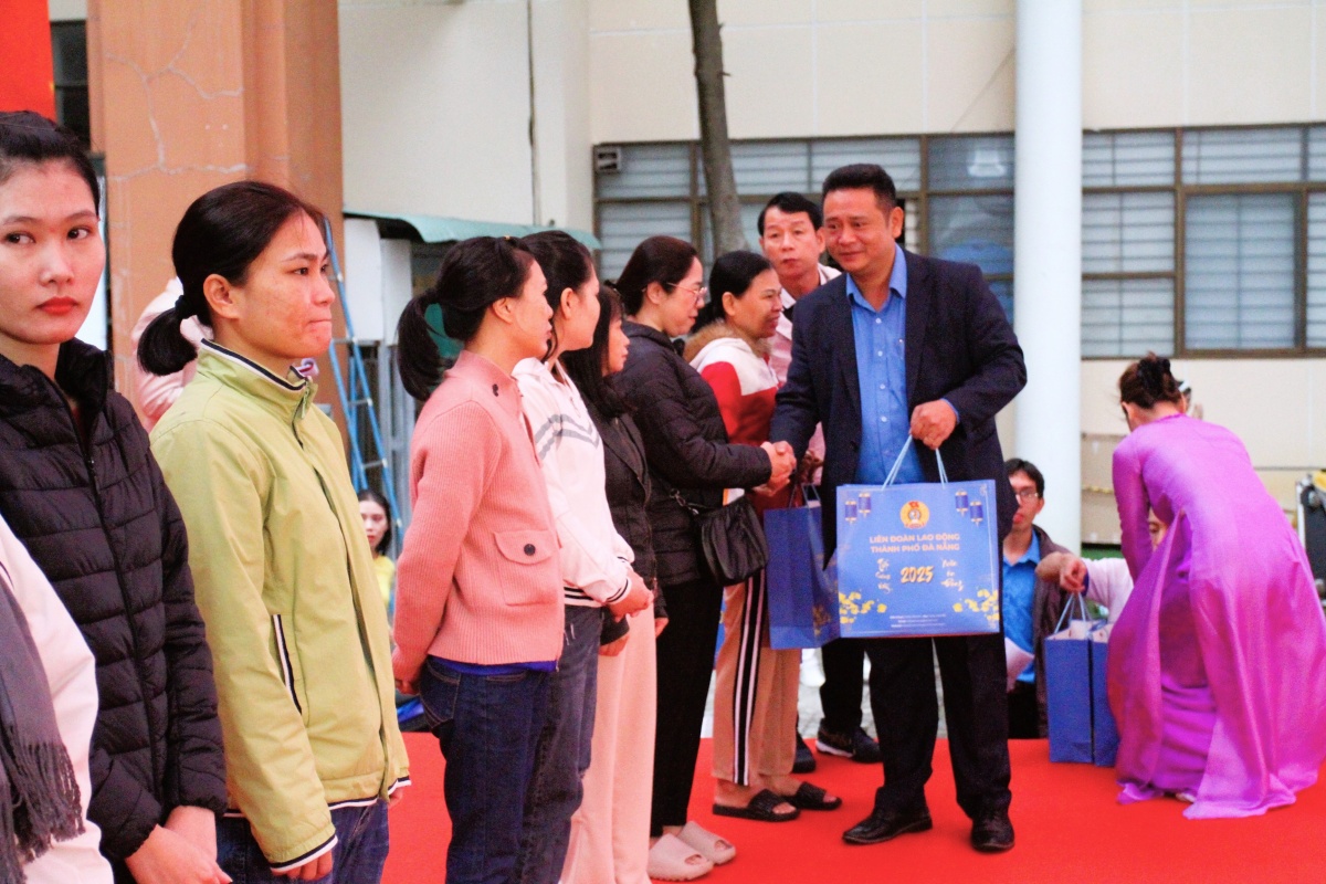 Đoàn viên, công nhân lao động Đà Nẵng vui Tết đoàn viên sớm